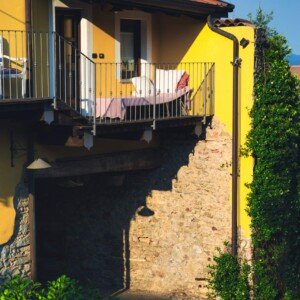 View of Camera Timo - one of the five guestrooms available at Robin's Nest Paruzzaro, Piemonte. Capacity for two guests, air-conditioning.