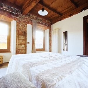 Camera Salvia&Rosmarino - Robin's Nest guesthouse and retreat centre. Room capacity of up to five guests, en-suite bathroom.