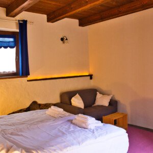Camera Salvia&Rosmarino - Robin's Nest guesthouse and retreat centre. Room capacity of up to five guests, en-suite bathroom.